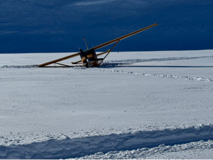 Photograph 1 – Airplane with collapsed gear leg, from the NTSB investigation of Cessna A185F accident near Skwentna, Alaska, March 7, 2025
