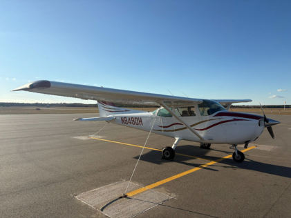 Photograph 1 – Overall view of the right side of the airplane, from the NTSB investigation of Cessna 172 accident near Grantsburg, Wisconsin, November 5, 2025