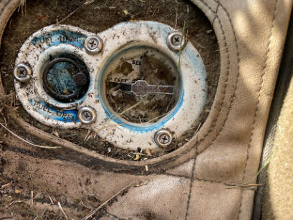 Photograph 4 – View of the fuel selector located on the left side cockpit floor, from the NTSB investigation of Mooney M20 accident near Northlake, Texas, March 18, 2026