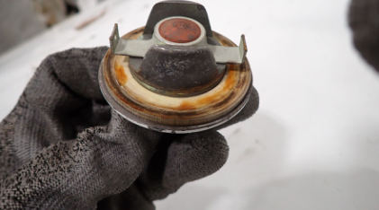 Photograph 13 – Right fuel cap, from the NTSB investigation of Piper PA28 accident near Louisville, Kentucky, October 11, 2024