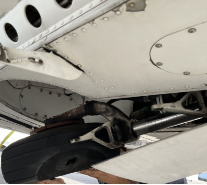 Photograph 7 – View Showing Separated Upper and Lower Torque Links of Right Main Landing Gear, from the NTSB investigation of Piper PA-44-180 accident near Pompano Beach, Florida, January 10, 2025