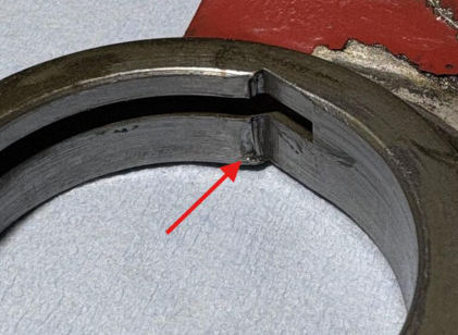 Photograph 6 – Tailwheel steering arm assembly Arrow indicates scratches/gouges at lock notch, from the NTSB investigation of Cessna 305 accident near Phoenix, Arizona, October 18, 2025
