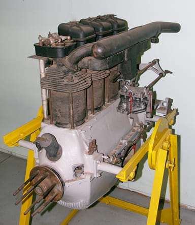 De Havilland Four-Cylinder Inline Piston Engine First Run in 1927