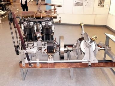 One of LZ 1's Daimler NL-1 engines, in the Deutsches Museum, Munich